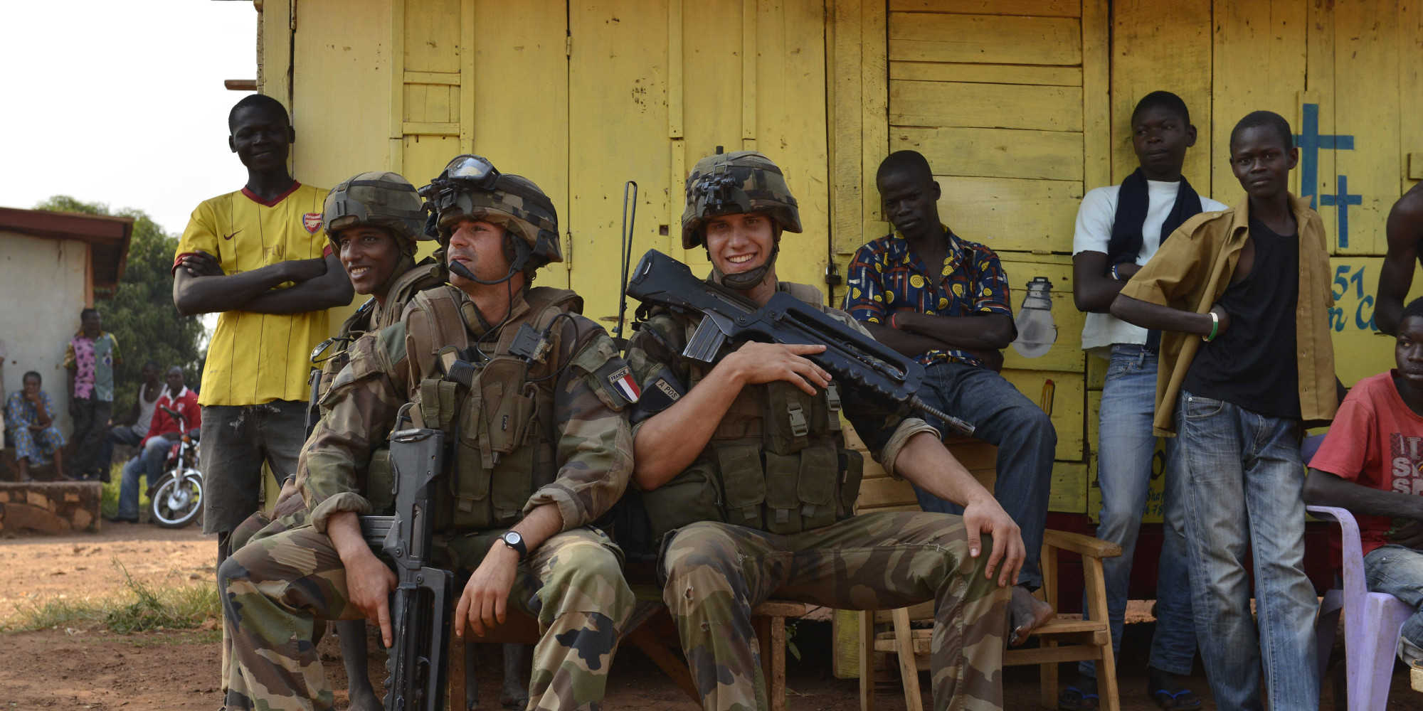 French soldiers from the Sangaris operation take a rest during a patrol at the Castor district of Bangui on January 4, 2014. The Central African Republic, already chronically unstable, plunged into chaos after mainly Muslim Seleka rebels staged the coup last year. Last month, French troops intervened to try to stem resurging violence pitting former rebels against militias from the country's Christian majority bolstered by fighters loyal to the ousted regime. AFP PHOTO / MIGUEL MEDINA