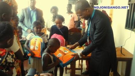 Remise de kits aux enfants refugiés de la RDC@Eric Ngaba