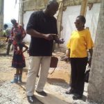 Bida Koyagbelé, chef du projet avec visiteuse@Fiacre Salabé