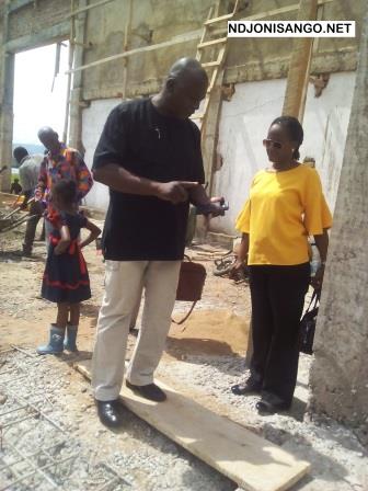 Bida Koyagbelé, chef du projet avec visiteuse@Fiacre Salabé
