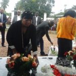 dépôt de gerbes par la famille Bokassa@Eric Ngaba