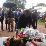 Dépot de gerbes sur la tombe de l’empereur Bokassa@Eric NGABA