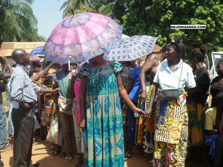 Oxfam_groupe_de_femmes_recevant_la_ration_alimentaire_a_Bangui_Centrafrique
