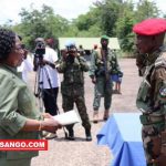 la ministre de la défense nationale, Marie Noëlle Koyara et un soldat FACA