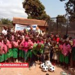 remise des kits sportifs et scolaires aux enfants de Centrafrique par les Russes