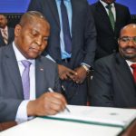 paraphe de l&rsquo;accord de paix par le président centrafricain F. A. Touadera à Khartoum à côté du président soudanais Oumar El Bechir
