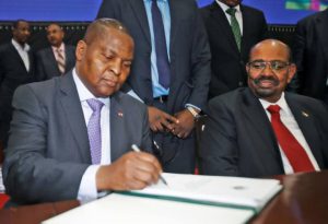 paraphe de l'accord de paix par le président centrafricain F. A. Touadera à Khartoum à côté du président soudanais Oumar El Bechir
