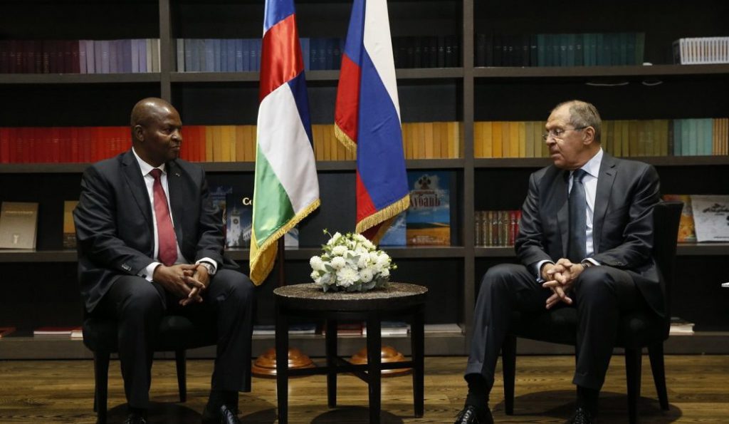 Le président centrafricain Faustin Archange Touadera et le chef de la diplomatie russe Sergei Lavrov à Sochi
