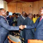 Le premier ministre Firmin Ngrebda salue les membres de la pateforme de l&rsquo;opposition E Zingo Biani