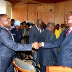 Le premier ministre Firmin Ngrebda salue les membres de la pateforme de l&rsquo;opposition E Zingo Biani