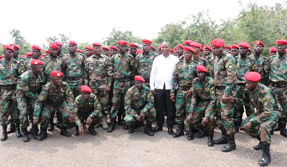 Le chef de l'Etat centrafricain Faustin Archange Touadera avec les soldats FACA à Berengo