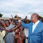 Le chef de l&rsquo;Etat centrafricain Faustin Archange Touadera salue la population d&rsquo;Alindao