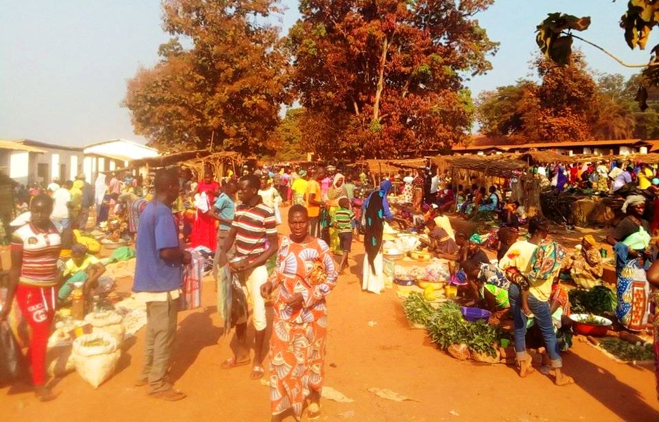 une vue des habitants au marché de Bambari