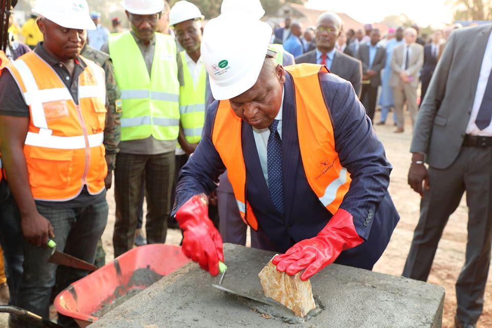 Le président Touadera pose la pierre des travaux de construction de l'ISAAC@photo la renaissance
