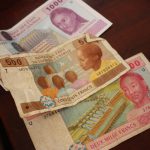 Des coupures de billet de franc CFA