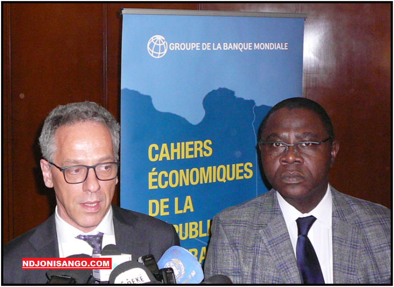 Wilfried A.Kouamé économiste de la Banque Mondiale et le ministre centrafricain des finances Henri-Marie Dondra@photo Grâce Ngbaléo