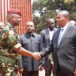 Le Général corps d&rsquo;armée Ludovic Ngaïfié serrant la main du président de la République Faustin Archange Touadera