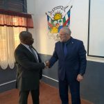 Alexendre Ivanov avec le ministre de la sécurité publique Henri Wanzé Linguissara