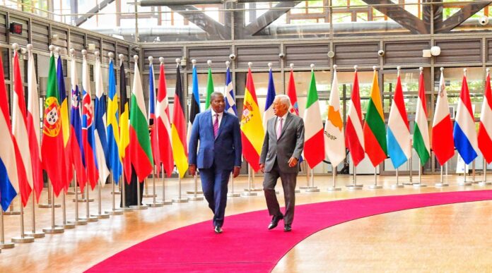 Le Président centrafricain Faustin Archange Touadera avec le Président du Conseil de l'Union européenne, Antonio Costa
