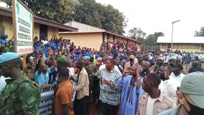 Faustin Archange Touadéra et la foule