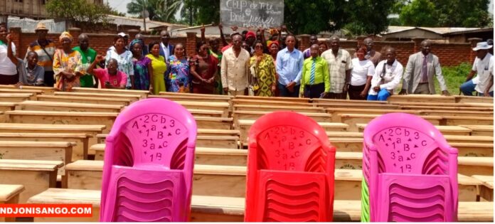 Don de table bancs de Massikini à l'école Saint Jean
