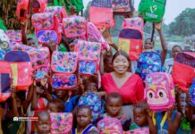 RCA: la chantre Carole Zokoua apporte le sourire aux enfants orphelins à la rentrée scolaire