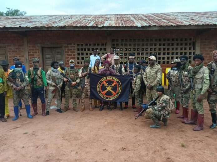 Des instructeurs russes et des éléments des FACA