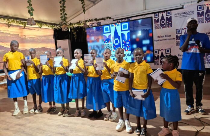 Des élèves à la maison russe