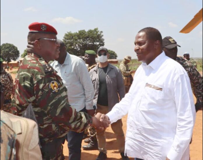 Le Président Touadéra et le Chef d'Etat-major des FACA à Ndjoh