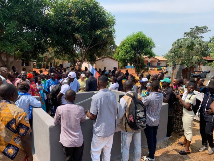 Inauguration d'un forage á Bimbo 2