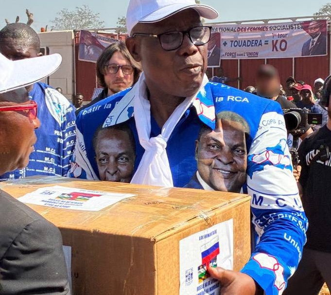 Recette du don de médicaments de la Maison russe de Bangui par le Premier ministre Félix Moloua