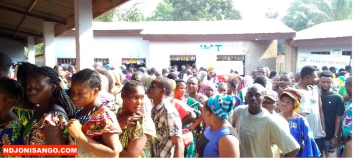 Des électeurs dans un centre de vote dans le 5è arrondissement de Bangui @crédit photo Alfred Yemetchipa