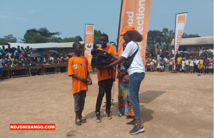 Distribution de Kits scolaires par Orange Centrafrique aux enfants démunis à Sékia @crédit photo Jolidon Tchekoé