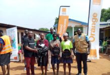 RCA: Orange Centrafrique et l’ONG ADECCA offrent des kits scolaires aux enfants vulnérables de Gbaloko