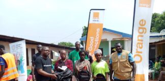 RCA: Orange Centrafrique et l’ONG ADECCA offrent des kits scolaires aux enfants vulnérables de Gbaloko