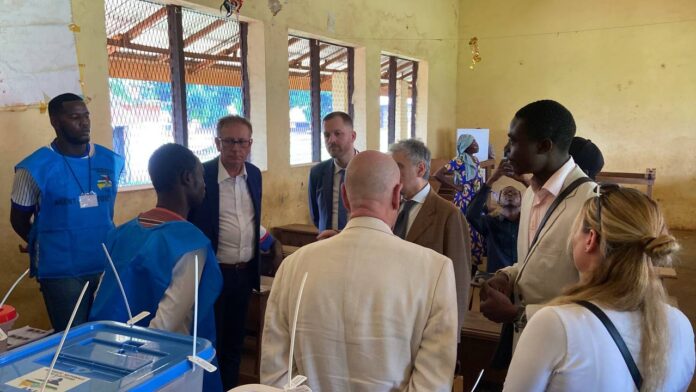Les observateurs européens dans les bureau de vote á Bangui