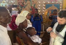 RCA: noël orthodoxe historique à Bimbo, de nouveaux fidèles baptisés