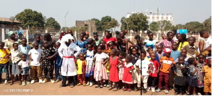Des enfants devant l'arbre de noel @crédit photo Alfred Yemetchipa