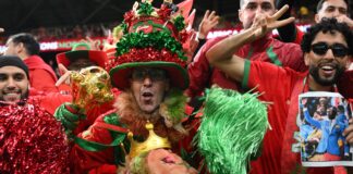 CAN Maroc 2025 : les supporters marocains rendent hommage à l’« homme-statue Lumumba »