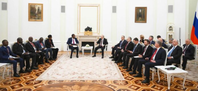 Touadéra et Poutine ainsi que des délégations présidentielles à Moscou