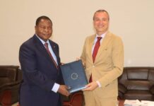 RCA: Touadéra reçoit l’ambassadeur de l’Union européenne porteur d’un message Le Président Faustin Archange Touadéra et l’ambassadeur de l’Union européenne en République centrafricaine, Diego Escalona Paturel.