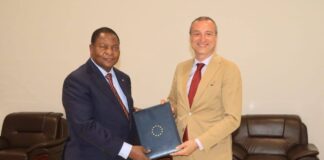 RCA: Touadéra reçoit l’ambassadeur de l’Union européenne porteur d’un message Le Président Faustin Archange Touadéra et l’ambassadeur de l’Union européenne en République centrafricaine, Diego Escalona Paturel.