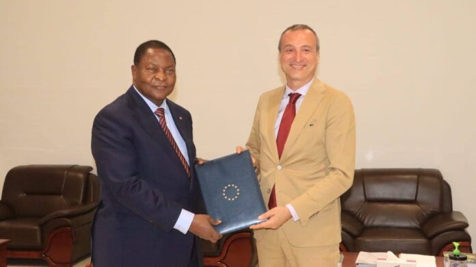 Le Président Faustin Archange Touadéra et l’ambassadeur de l’Union européenne en République centrafricaine, Diego Escalona Paturel. Le Président Faustin Archange Touadéra et l’ambassadeur de l’Union européenne en République centrafricaine, Diego Escalona Paturel.