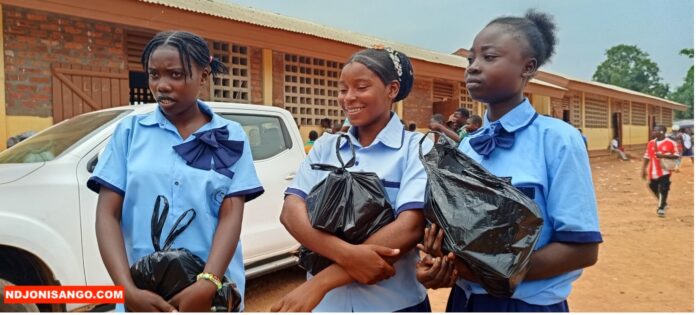 Paiement de bourses d'études aux élèves filles du lycée de bimbo @crédit photo Marly Pala