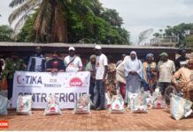 RCA: TIKA et COJEP au chevet des personnes vulnérables à l’approche de la fin du Ramadan Remise de vivres aux musulmans du KM5 par TIKA et COJEP à l'occasion de ramadan @crédit photo Marly Pala
