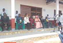 RCA: le lycée de Bimbo doté d’un nouveau bâtiment de salles de classe par le président Touadéra Inauguration d'un bâtiment de trois salles de classe au lycée Bimbo @crédit photo Jolidon Tcheckoé