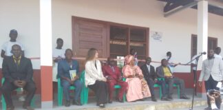 RCA: le lycée de Bimbo doté d’un nouveau bâtiment de salles de classe par le président Touadéra Inauguration d'un bâtiment de trois salles de classe au lycée Bimbo @crédit photo Jolidon Tcheckoé