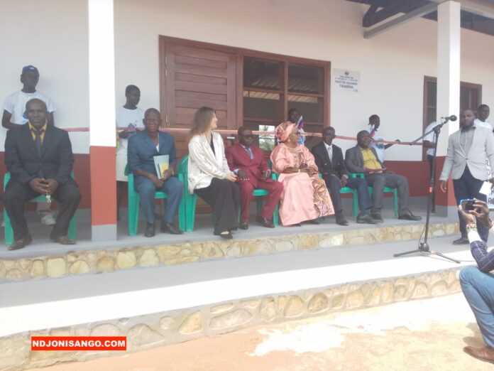 Inauguration d'un bâtiment de trois salles de classe au lycée Bimbo @crédit photo Jolidon Tcheckoé