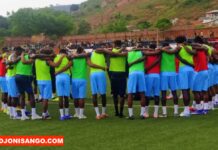 RCA: des fauves de la diaspora sont à Bangui pour le stage et des actions sociales Regroupement des Fauves centrafricains de football pour un premier entraînement sur le terrain du stade Kaïmba Blasco @crédit photo Marly Pala