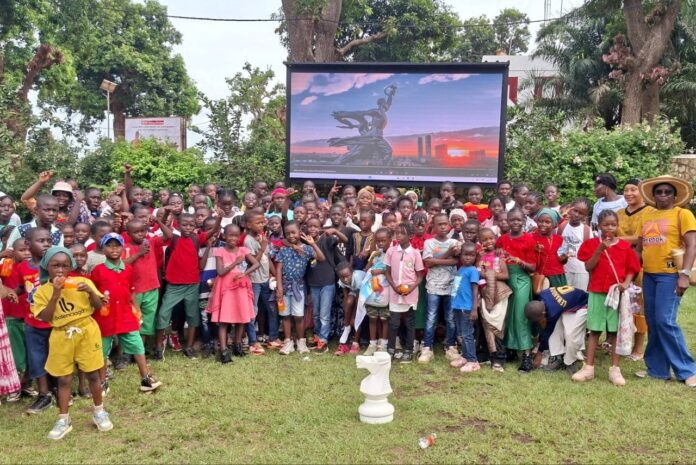 Des enfants à la maison russe á Bangui